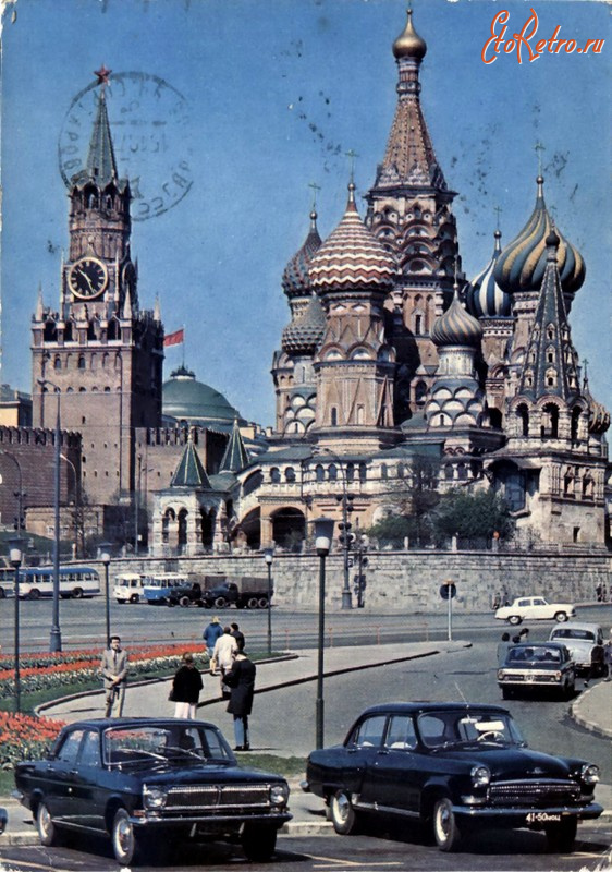 Москва - Спасская башня Кремля и храм Василия Блаженного