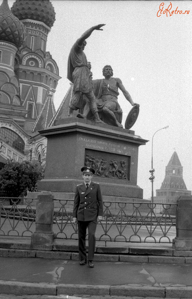 Москва - Москва. У памятника Минину и Пожарскому.