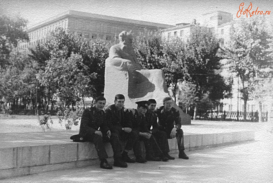 Москва - Проезд Девичьего Поля. Памятник Л.Н. Толстому.