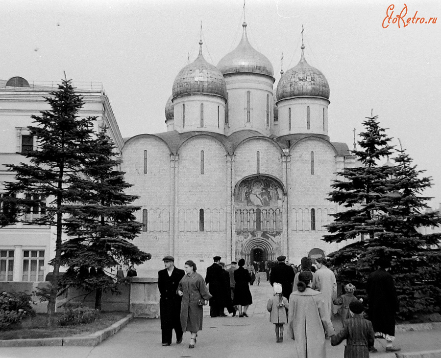 Москва - Кремль. Успенский собор на Соборной площади