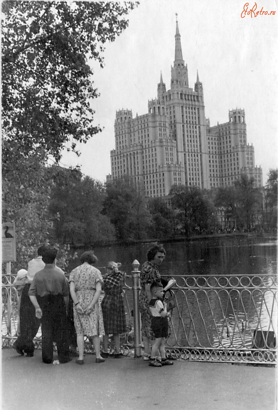 Москва - У Большого Пресненского пруда. Высотное здание на площади Восстания.