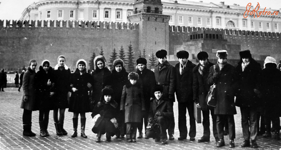 Москва - На Красной площади у Кремлёвской стены.