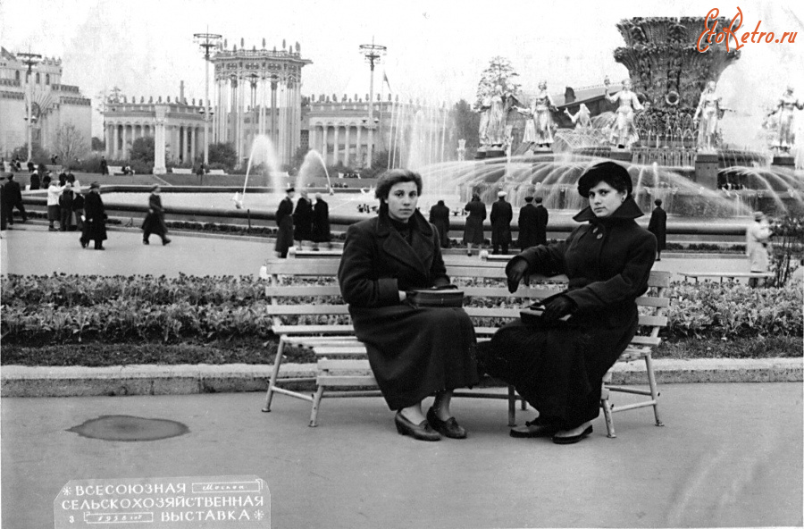 Москва - ВСХВ. Фонтан «Дружба народов». Павильон 