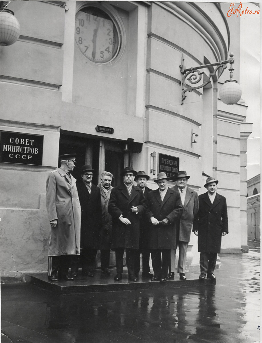 Москва - У входа в здание Совета министров СССР.