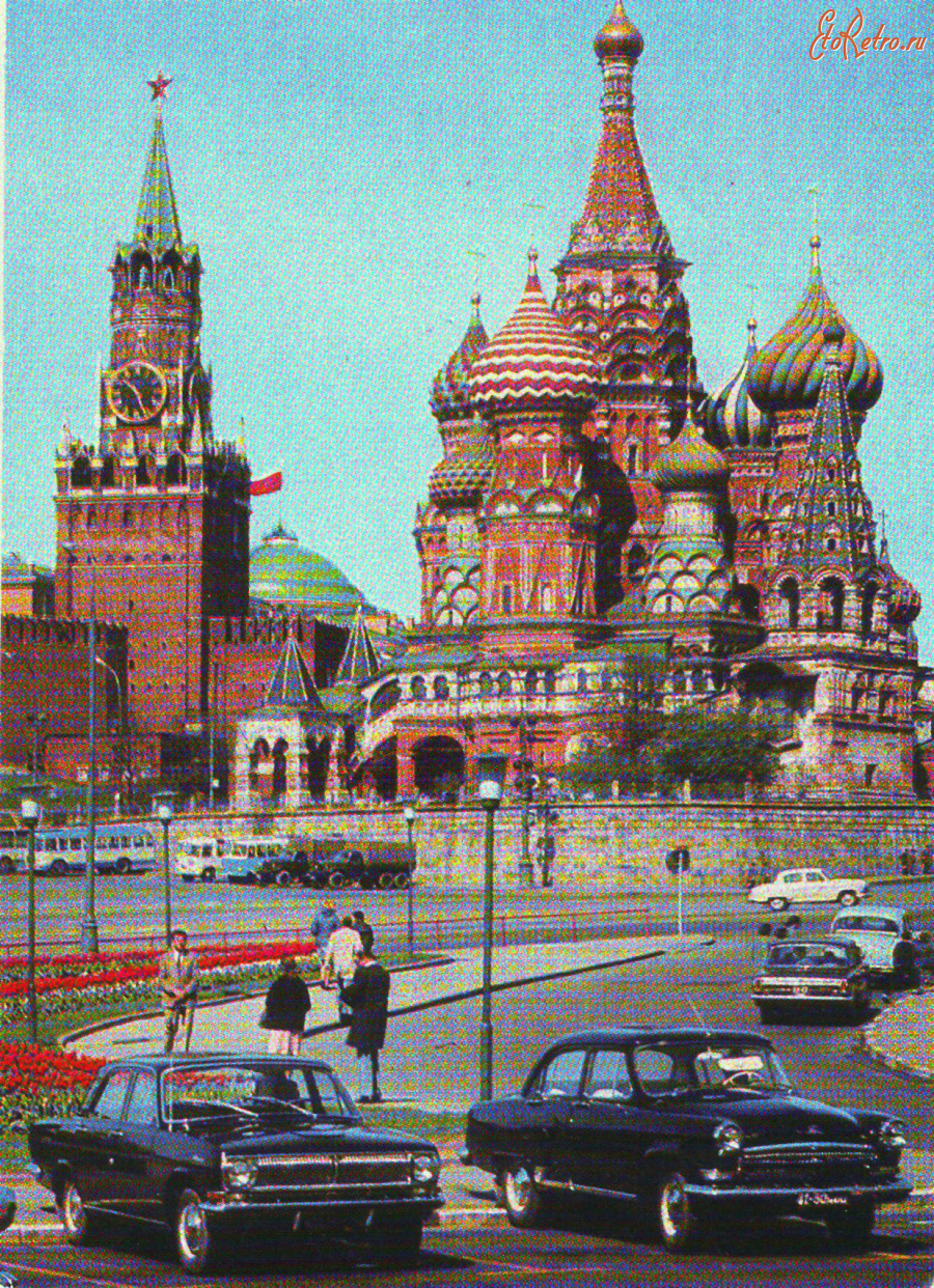 Москва - Спасская башня Кремля и храм Василия Блаженного.