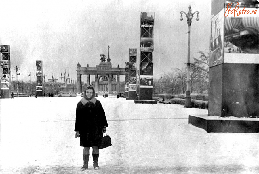 Москва - У главного входа на ВДНХ СССР.