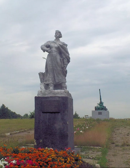 Узловая - г. Узловая Тульская область.  Памятник зенитчицам. 2008 год