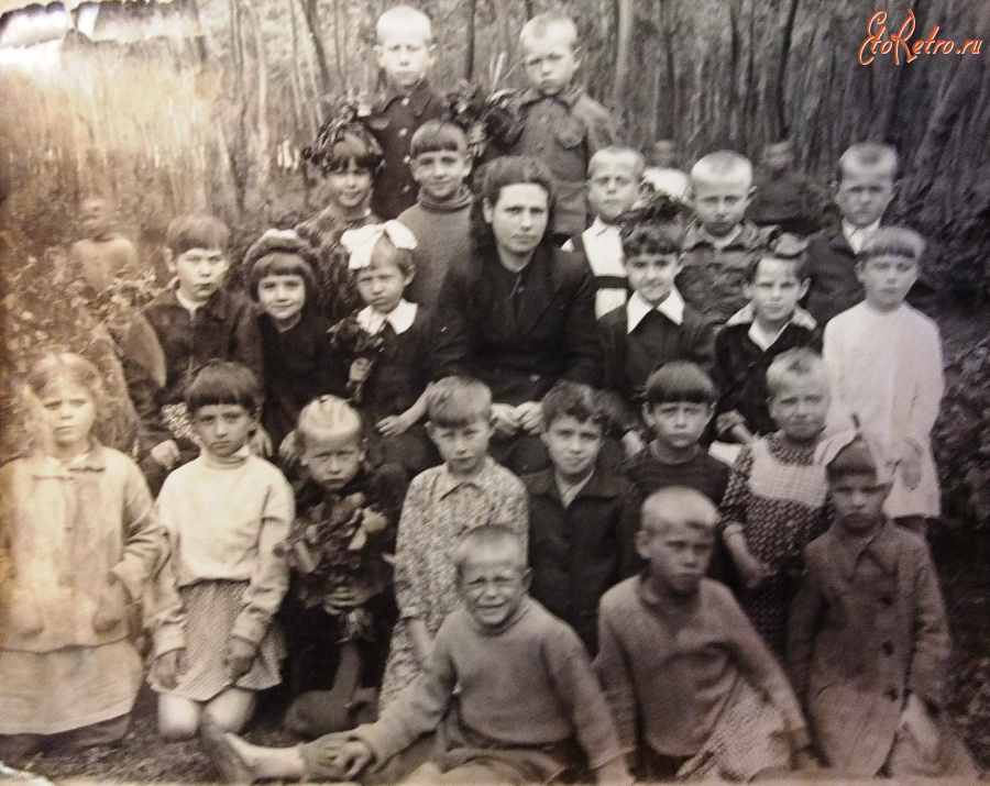 Болохово - Александра Сергеевна Леонтьева с первоклассниками в городском парке. 1952 год