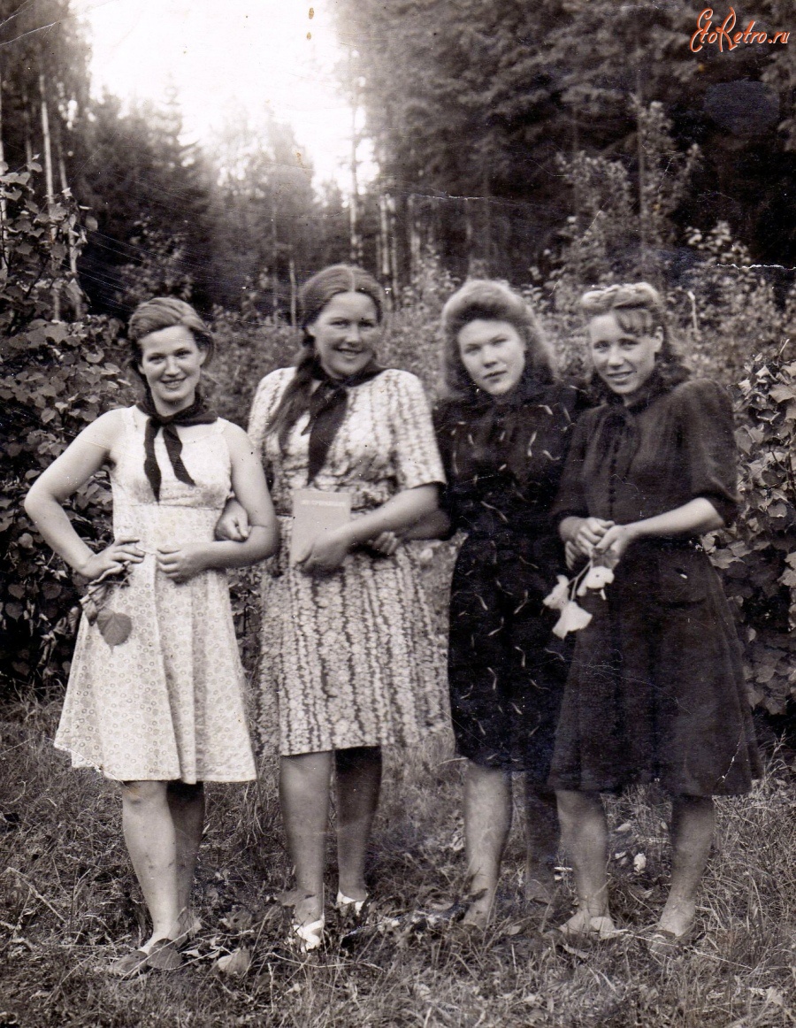 Болохово - Валентина Соломатникова с подругами в 1946 году.