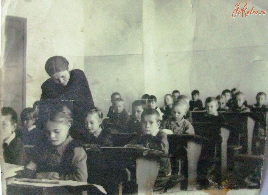 Болохово - Школа №2 Полина Ильинична Пустовалова в начальном классе 1950 год