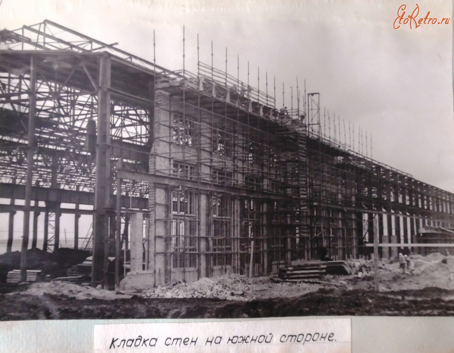 Болохово - Строительство Болоховского машзавода в 1955 году. Кладка стен южной стороны корпуса