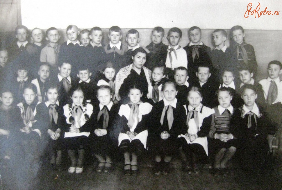 Болохово - Мой любимый город Болохово. Здесь я живу 70 лет.  Александра Михайловна Голикова    с учениками Болоховской средней школы. 1956 год.