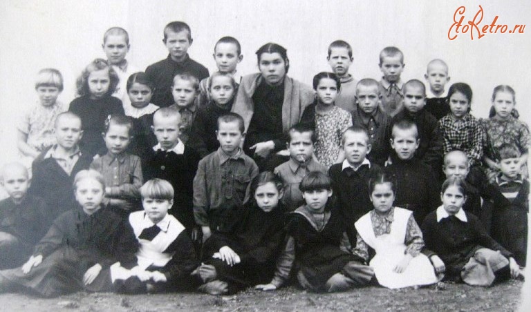 Болохово - ой любимый город Болохово. Здесь я живу 70 лет.  Александра Михайловна Голикова    с учениками Болоховской средней школы. 1954 год.