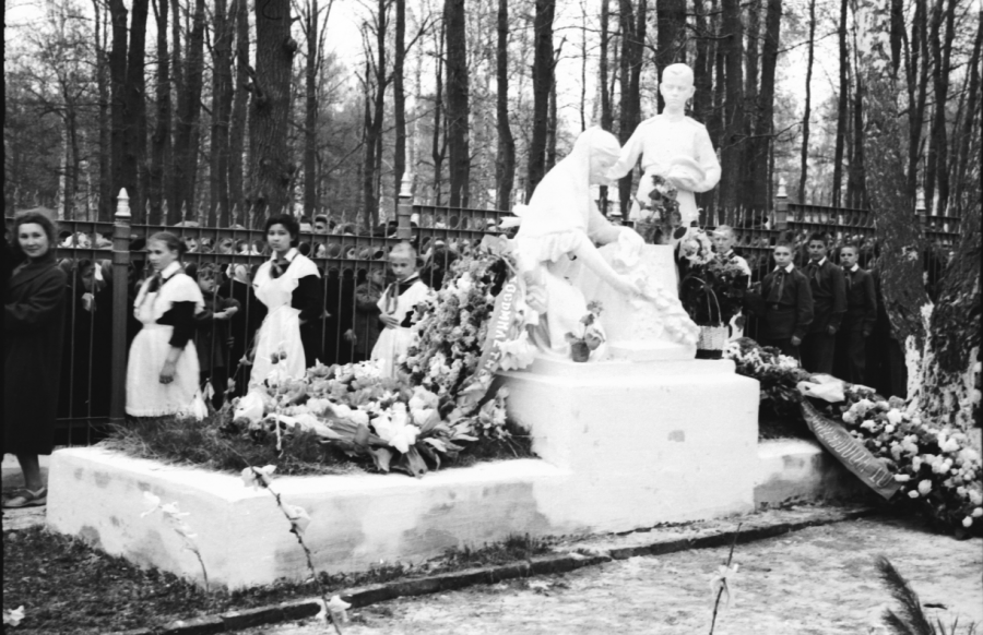 Болохово - Мой любимый город Болохово. Здесь я живу 70 лет.  На братской могиле.  1961 год.