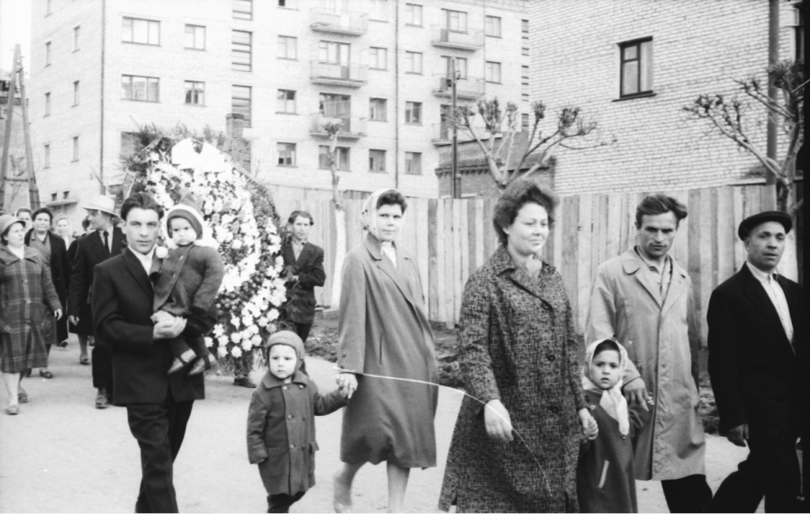 Болохово - Мой любимый город Болохово. Здесь я живу 70 лет.   Работники рембазы идут на демонстрацию. 1966 год.