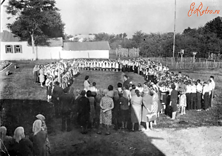 Республика Адыгея - Станица Дондуковская. Во дворе школы № 10, между корпусами № 1 и № 2.