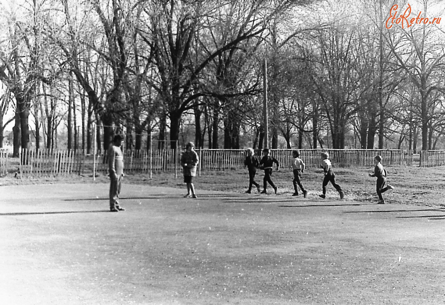 Республика Адыгея - Станица Дондуковская. Урок физкультуры во дворе школы №10.