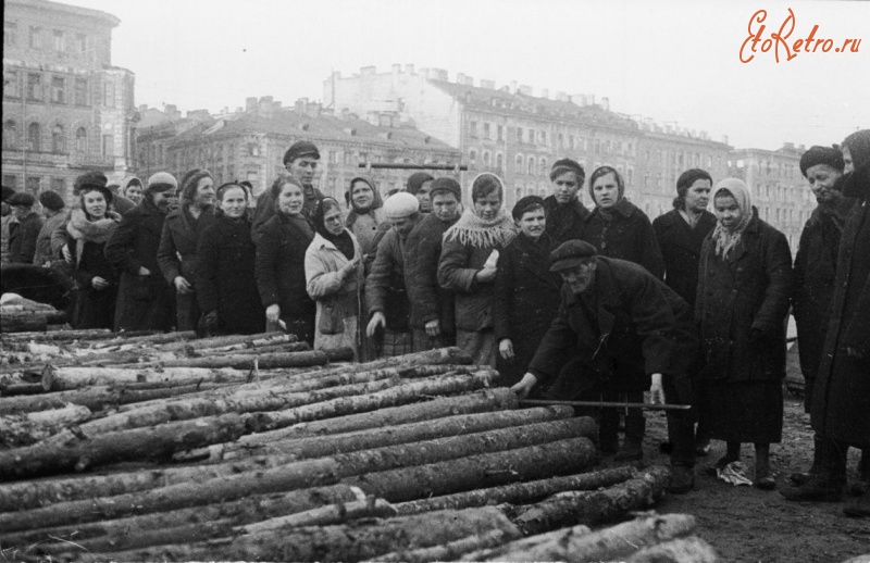 Санкт-Петербург - Выдача дров жителям блокадного Ленинграда.