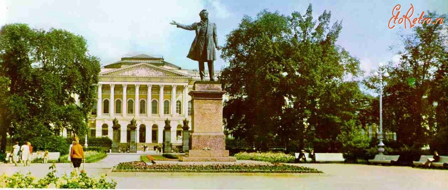 Санкт-Петербург - Памятник А.С.Пушкину на площади Искусств. Вдали здание Государственного Русского Музея