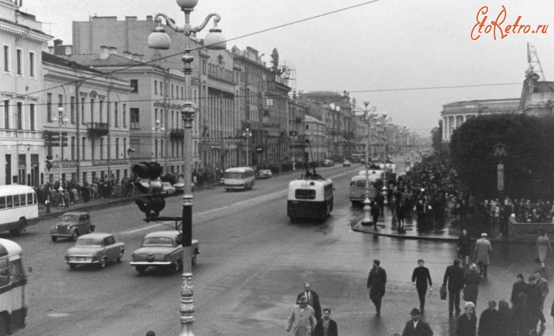 Санкт-Петербург - Невский проспект у Гостиного двора