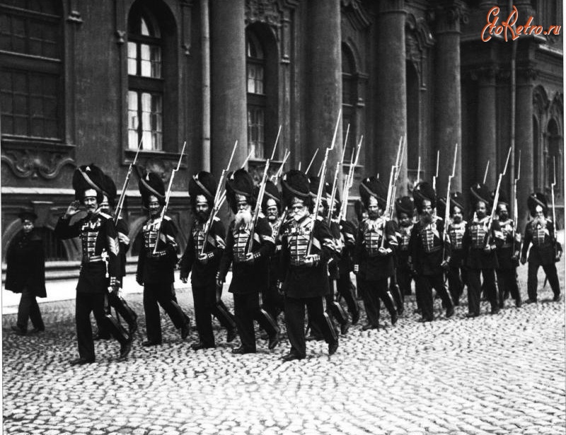 Санкт-Петербург - Взвод дворцовых гренадер на Дворцовой площади