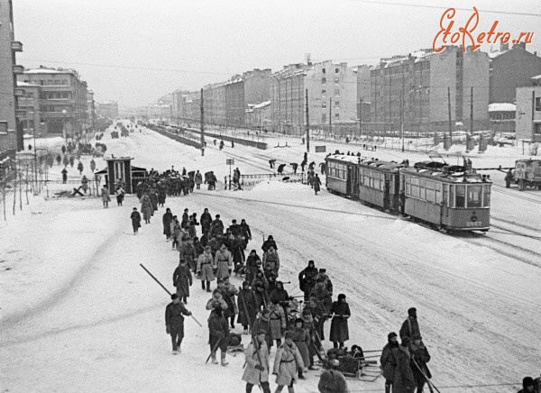 Санкт-Петербург - Отряд бойцов идет по Московскому проспекту в Ленинграде,