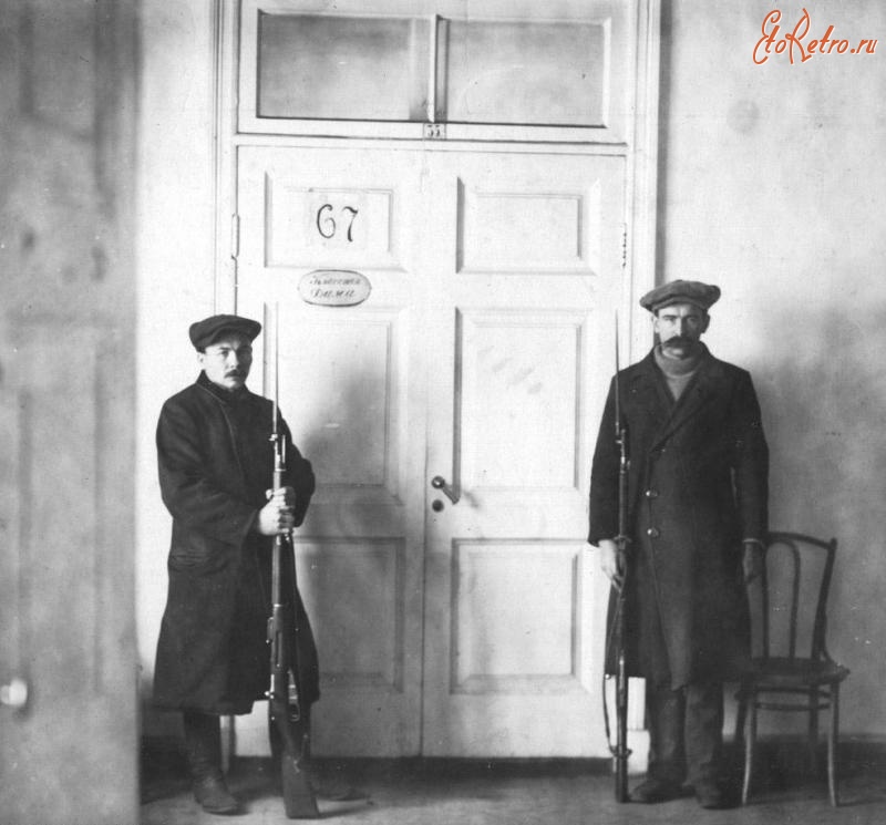 Санкт-Петербург - Красногвардейская охрана у дверей кабинета В.И. Ленина в Смольном.