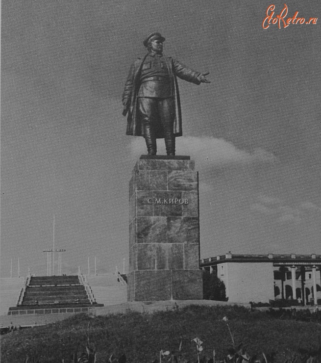 Санкт-Петербург - Памятник С. М. Кирову перед входом на стадион им. С. М. Кирова