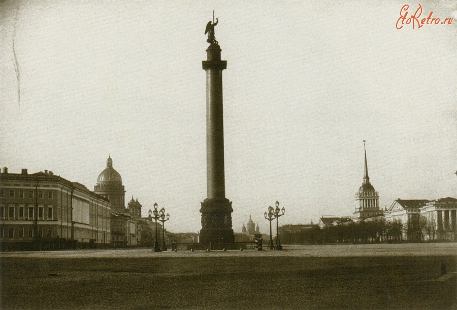 Санкт-Петербург - Александровская колонна на Дворцовой площади.
