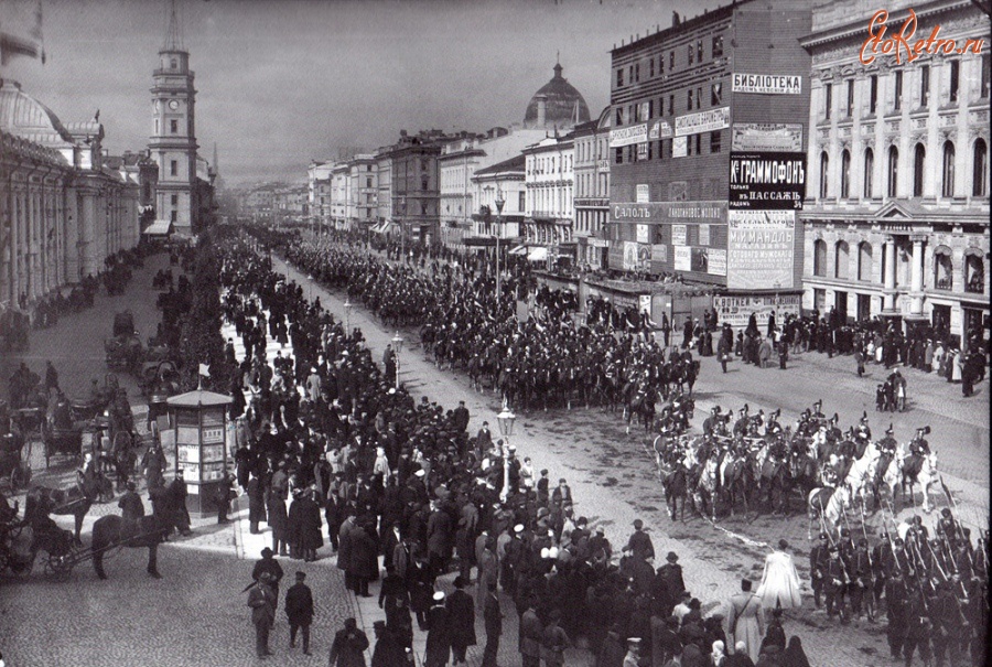 Санкт-Петербург - Войска провожают гроб с телом герцога Лейхтенбергского на Невском проспекте у Гостиного двора.