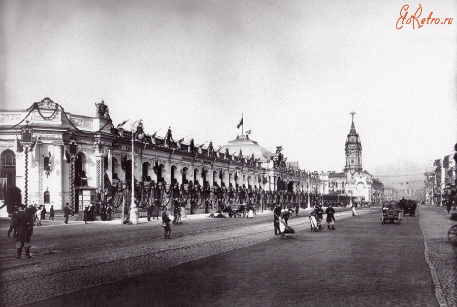 Санкт-Петербург - Невский проспект ранним утром в день 200-летнего юбилея Петербурга.