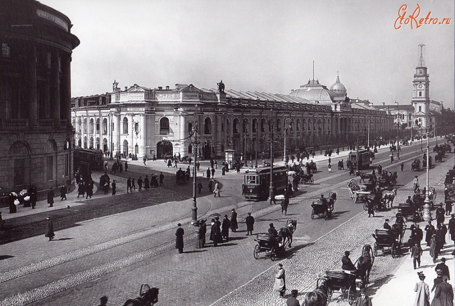 Санкт-Петербург - Вид на угол Публичной библиотеки и Большого Гостиного двора.