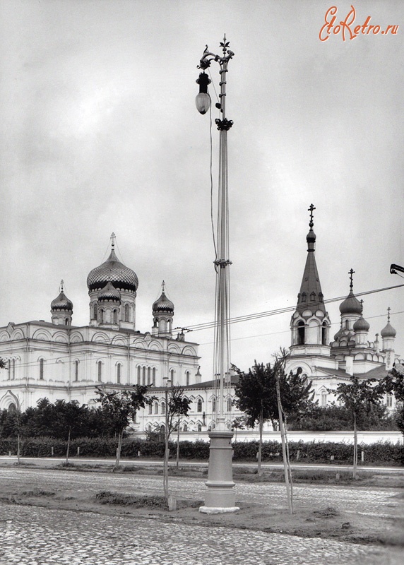 Санкт-Петербург - Собор Воскресения Христова (слева) Воскресенского Новодевичьего монастыря.