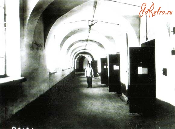 Санкт-Петербург - Надзиратель в коридоре тюрьмы Трубецкого бастиона.