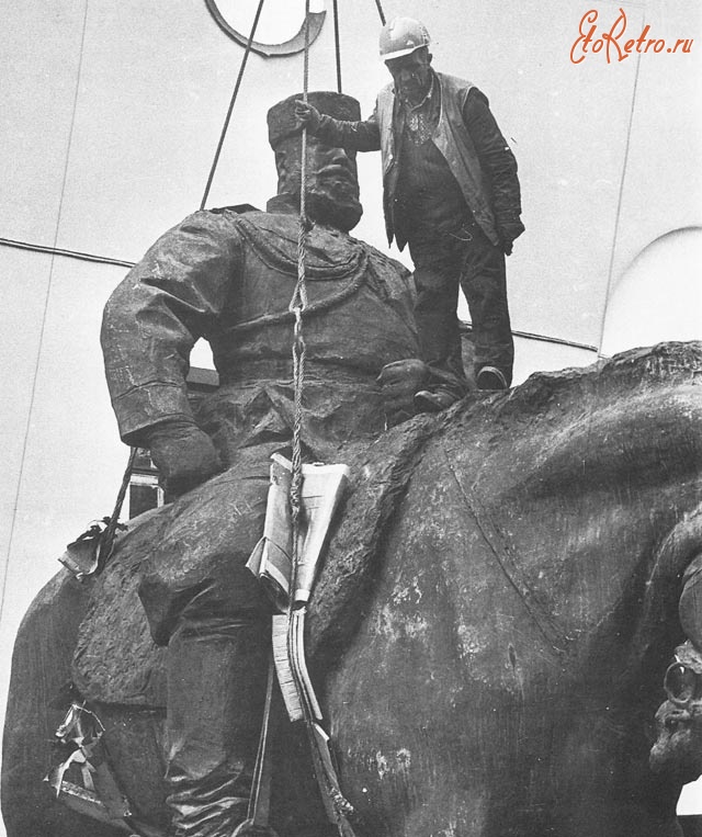 Санкт-Петербург - Памятник Александру III во внутреннем дворе корпуса Бенуа.