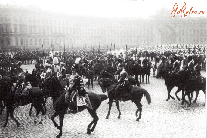 Санкт-Петербург - Военный парад на Дворцовой площади в дни празднования 200-летия Санкт-Петербурга.
