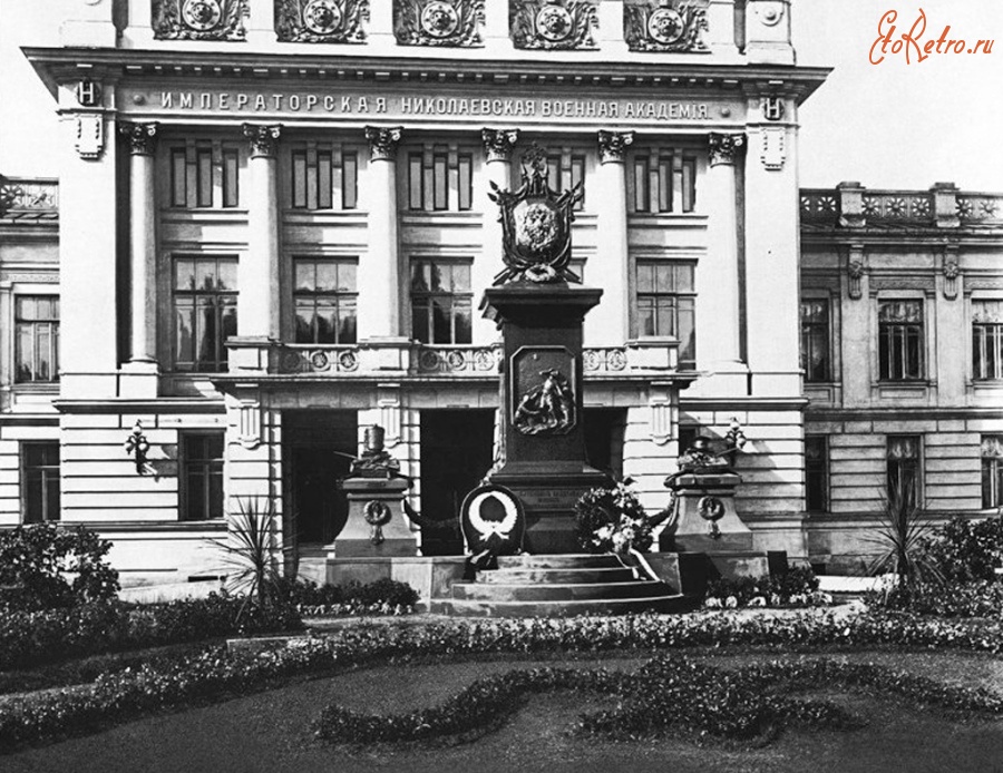 Санкт-Петербург - Памятник Питомцам Николаевской Академии.