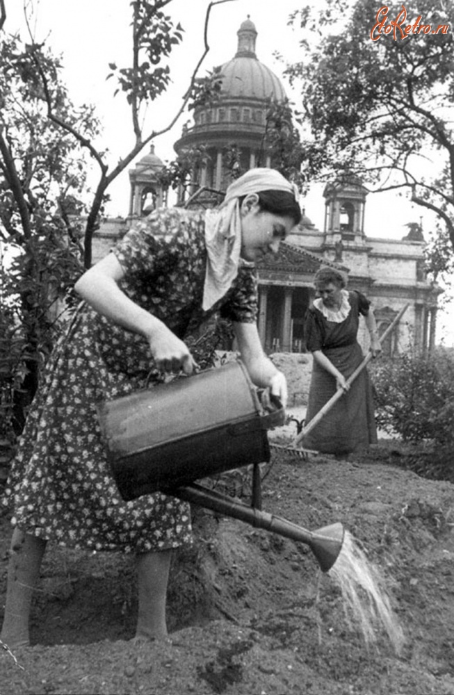 Санкт-Петербург - Обработка огорода, разбитого в сквере возле Исаакиевского собора. 1942 г.