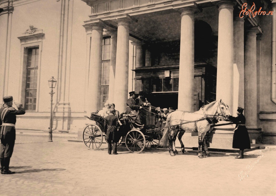 Санкт-Петербург - Император Николай II и императрица Александра Федоровна ( в экипаже) у входа в Петропавловский собор по возвращении из Москвы после окончания коронационных торжеств