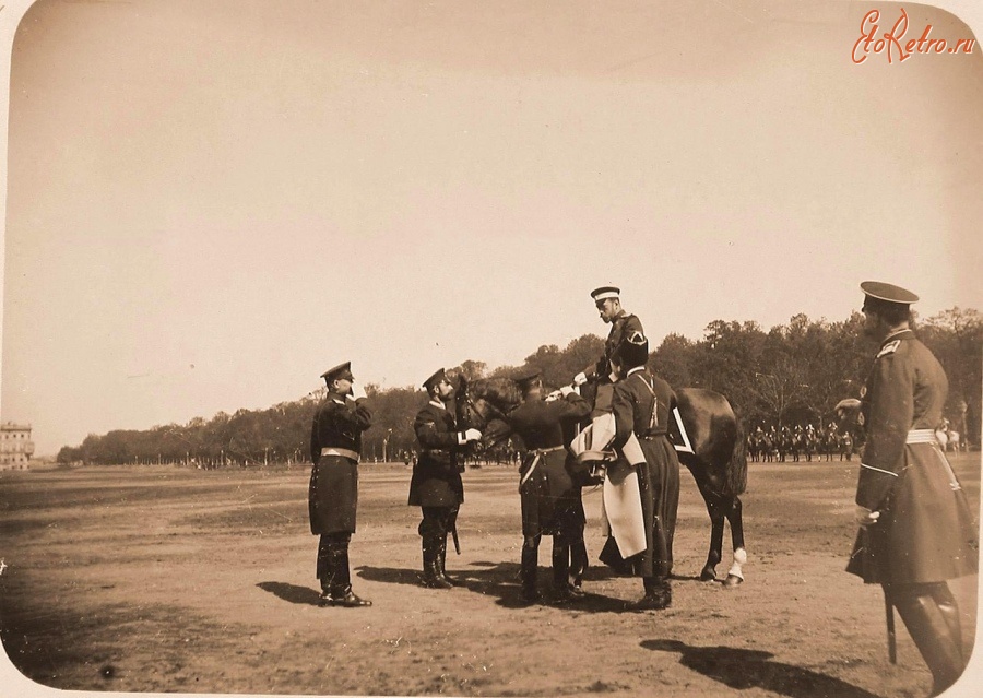 Санкт-Петербург - Император Николай II (в центре) на лошади с группой офицеров перед началом смотра кавалерии на Царицыном лугу