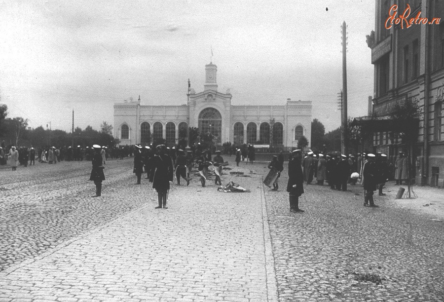 Санкт-Петербург - Государственные чиновники и толпа любопытных около разбитого экипажа Россия , Санкт-Петербург , Адмиралтейский район