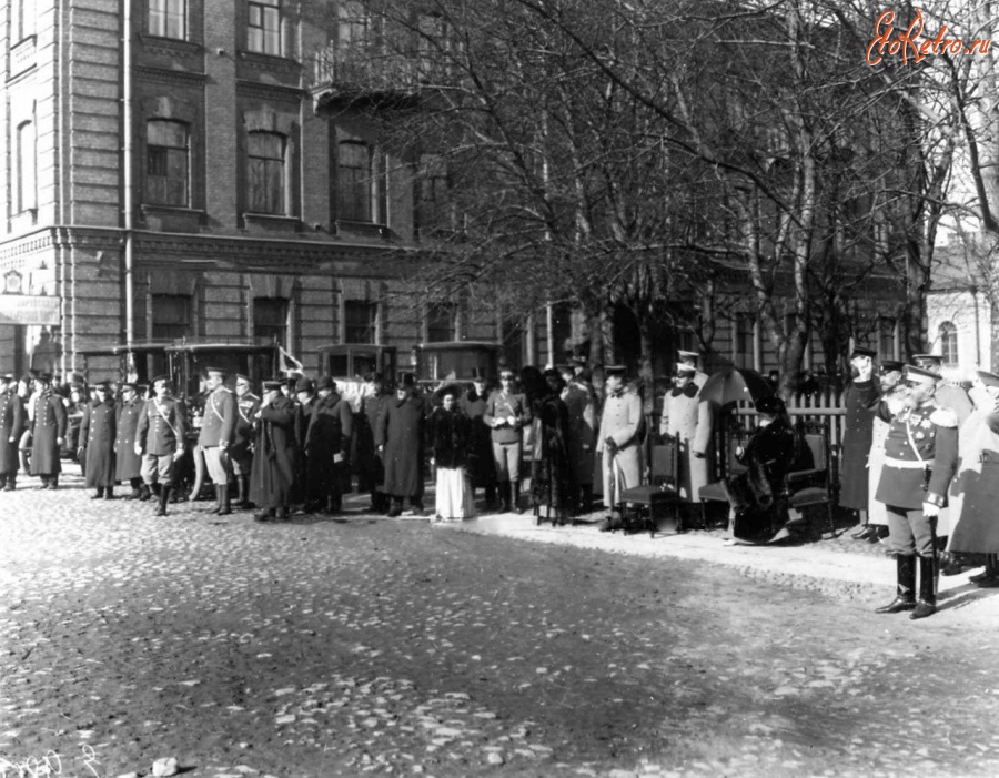 Санкт-Петербург - Великая княгиня Мария Павловна и сопровождающие ее лица смотрят на опыты с огнетушителями на участке Васильевской части. Россия , Санкт-Петербург , Василеостровский район