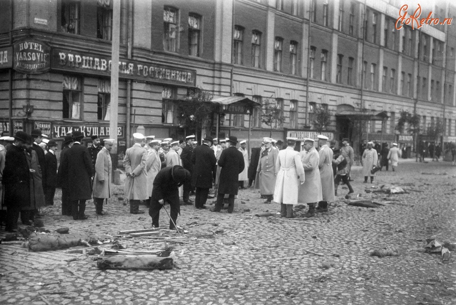 Санкт-Петербург - Государственные чиновники и группа любопытных у места покушения Е.С.Сазонова Россия , Санкт-Петербург , Адмиралтейский район