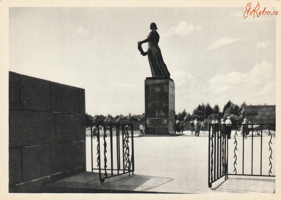 Санкт-Петербург - Центральная часть памятника героическим защитникам Ленинграда(вид сбоку)