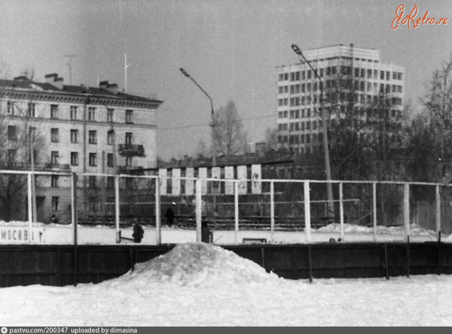 Санкт-Петербург - Хоккейная коробка у метро «Ломоносовская»