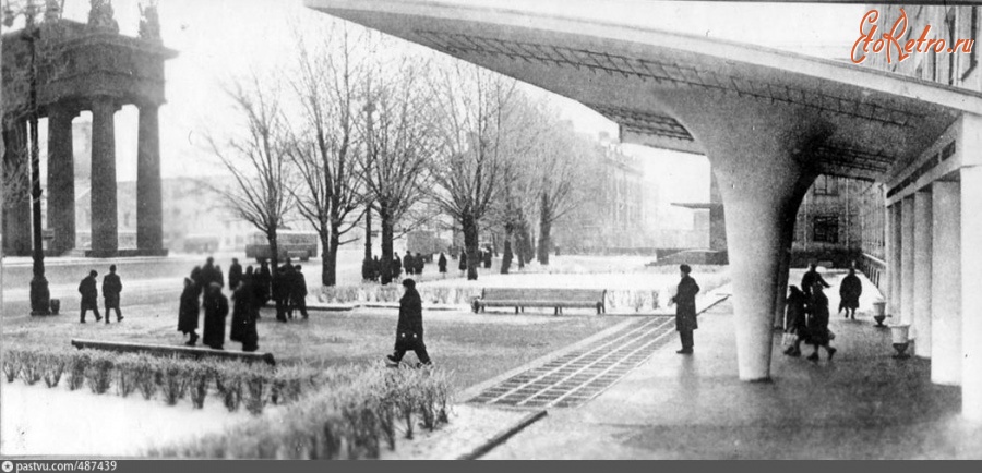 Санкт-Петербург - Возле метро 