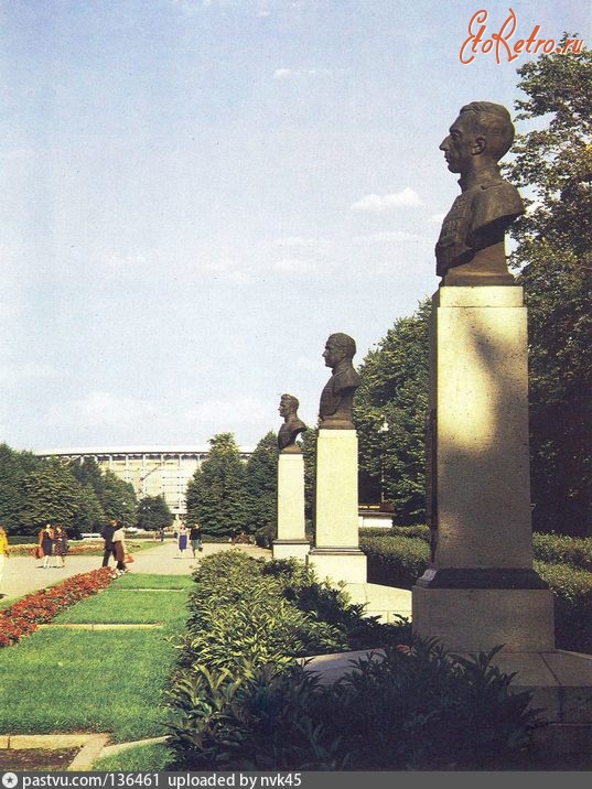 Санкт-Петербург - Московский парк Победы. В Аллее героев