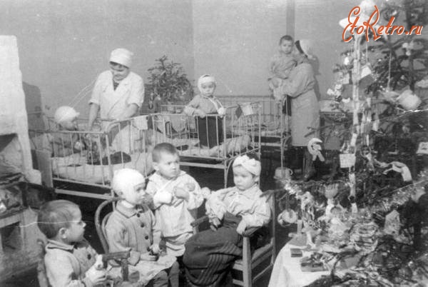 Санкт-Петербург - Палата детской больницы с новогодней елкой в блокадном Ленинграде