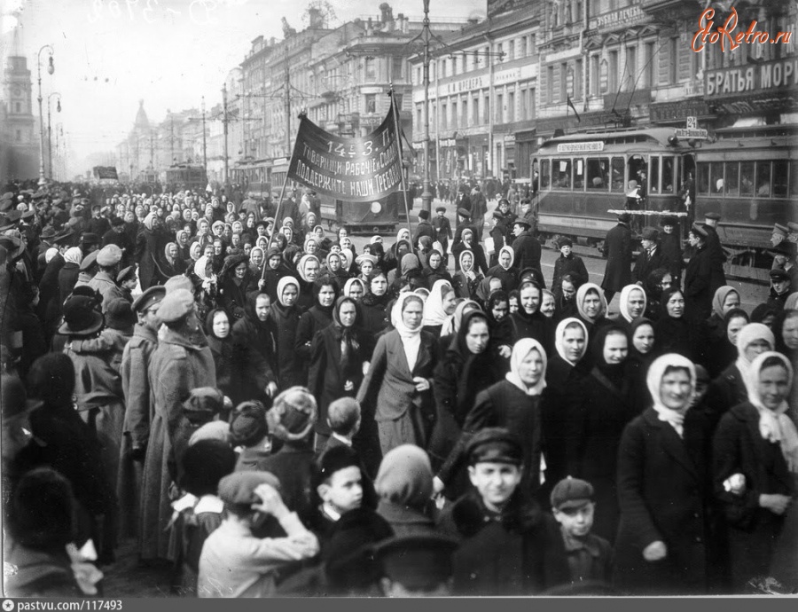 Санкт-Петербург - Колонна женщин на Невском проспекте в марте 1917г.