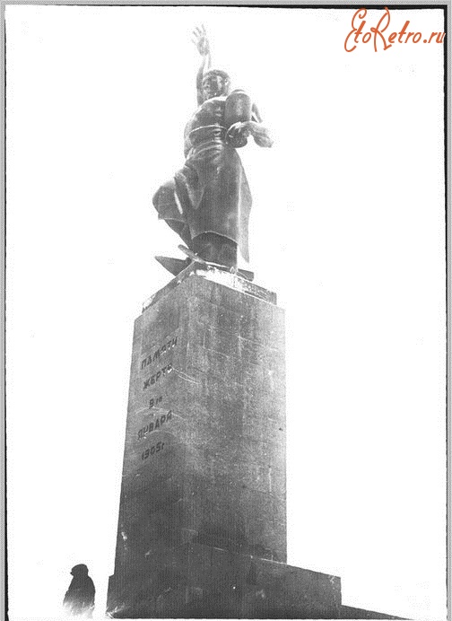 Санкт-Петербург - Памятник жертвам 9 января 1905 г., установленный на Преображенском кладбище
